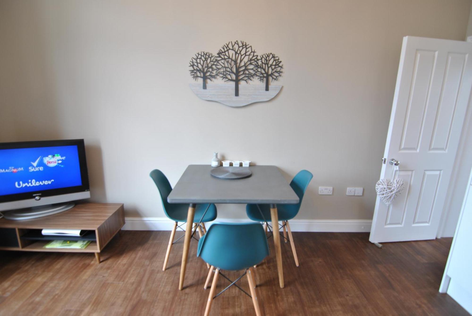 Lord Raglan House Apartments 2Br With Parking Windsor Exterior photo