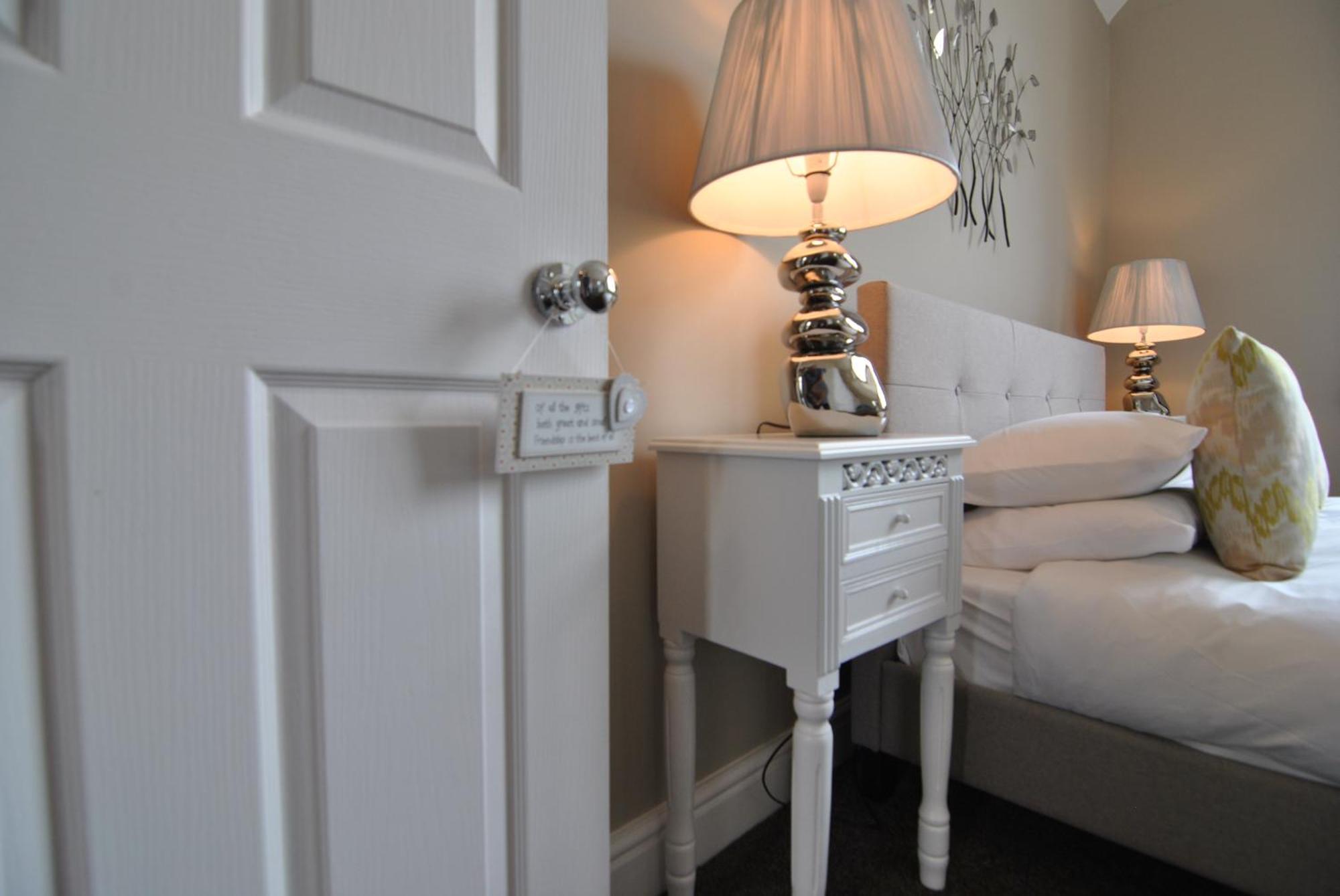 Lord Raglan House Apartments 2Br With Parking Windsor Exterior photo