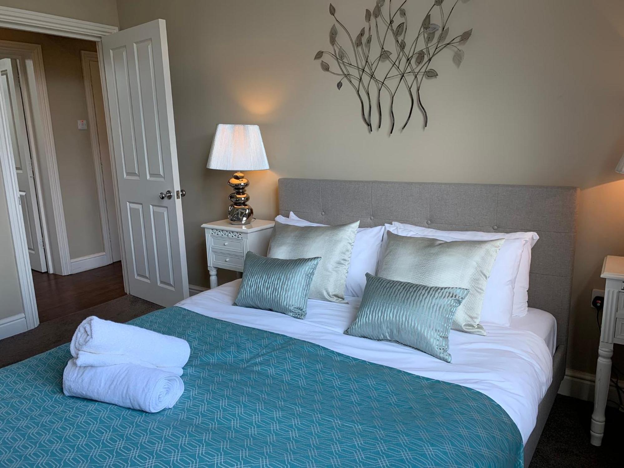 Lord Raglan House Apartments 2Br With Parking Windsor Exterior photo