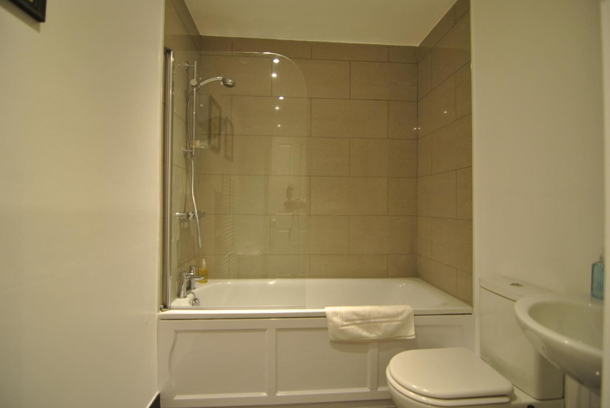 Lord Raglan House Apartments 2Br With Parking Windsor Exterior photo