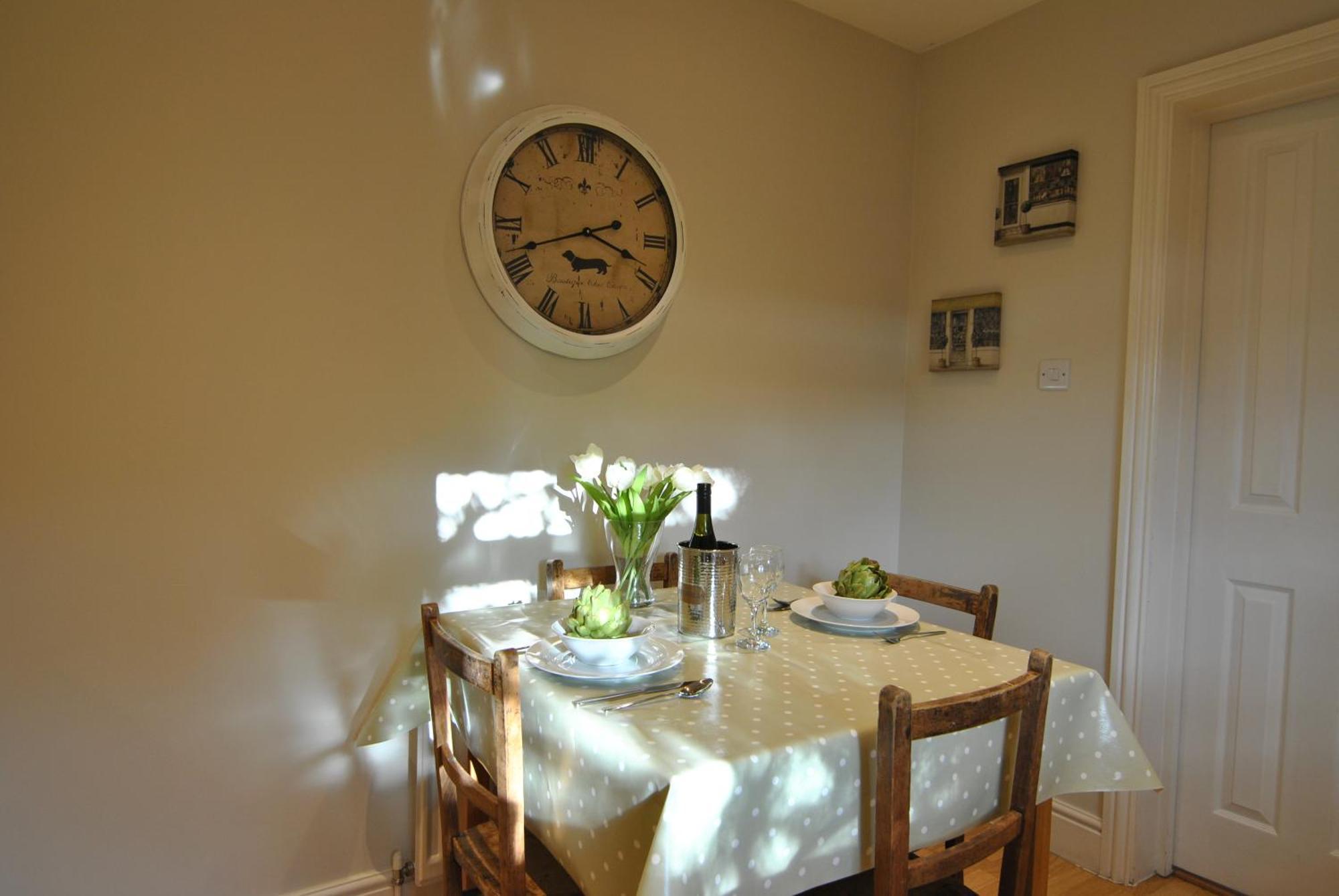 Lord Raglan House Apartments 2Br With Parking Windsor Exterior photo