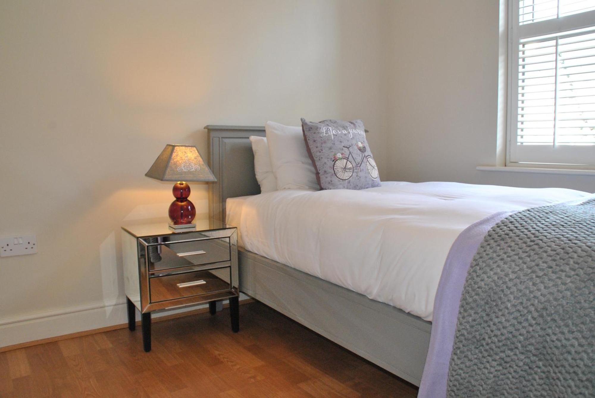 Lord Raglan House Apartments 2Br With Parking Windsor Exterior photo