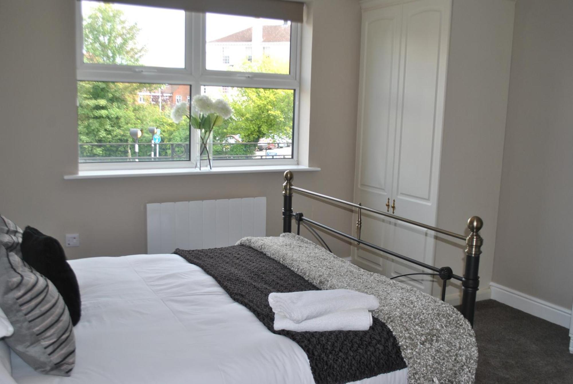 Lord Raglan House Apartments 2Br With Parking Windsor Exterior photo