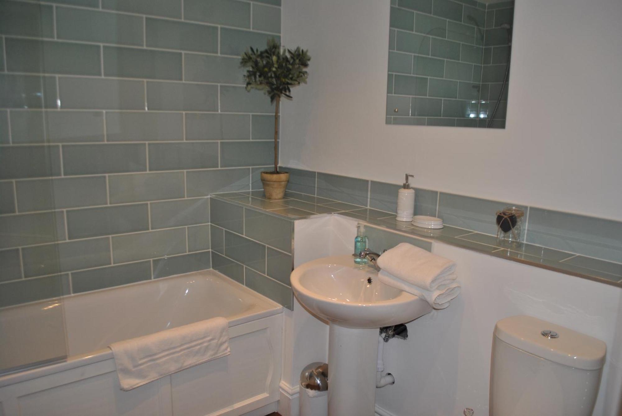 Lord Raglan House Apartments 2Br With Parking Windsor Exterior photo
