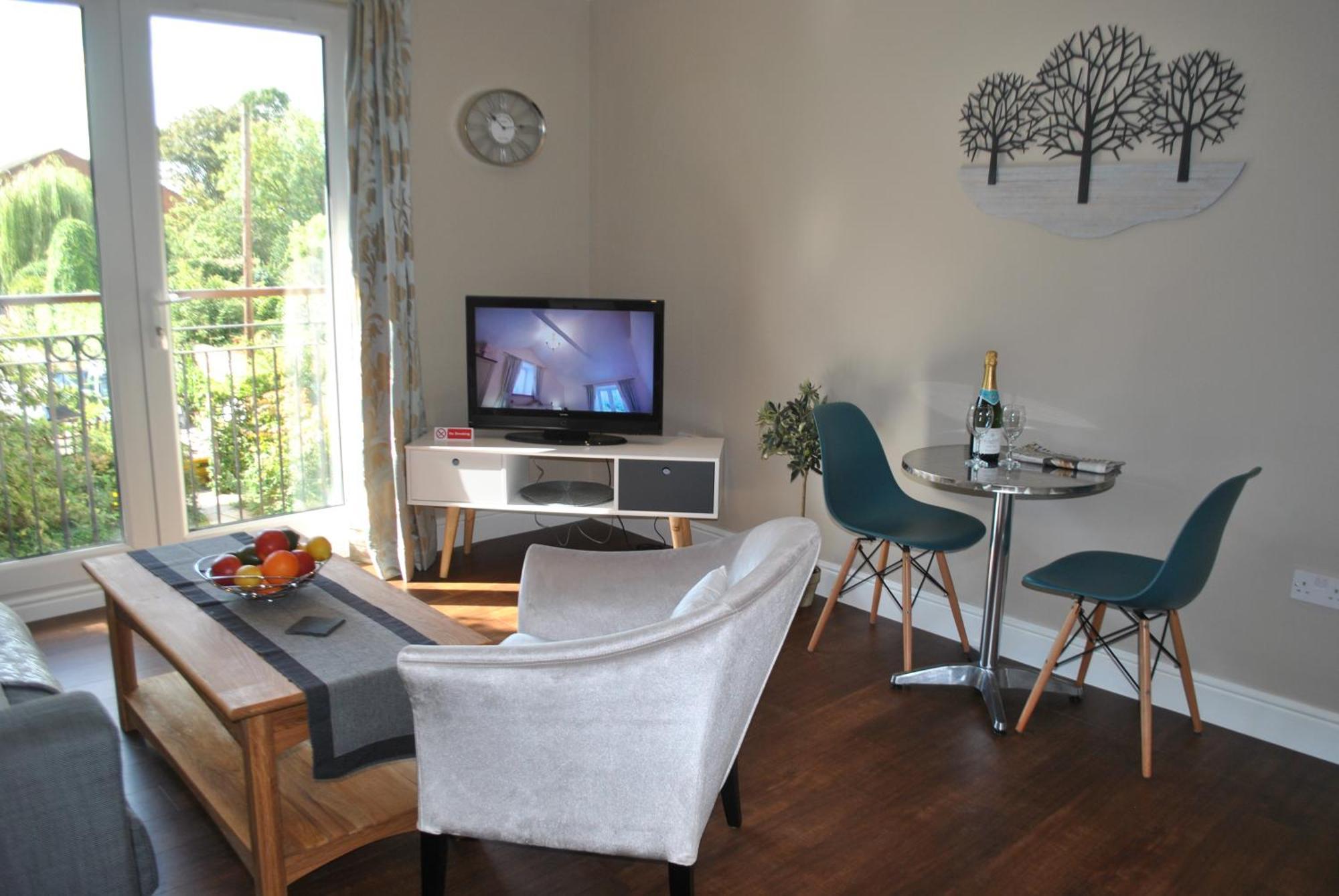 Lord Raglan House Apartments 2Br With Parking Windsor Exterior photo