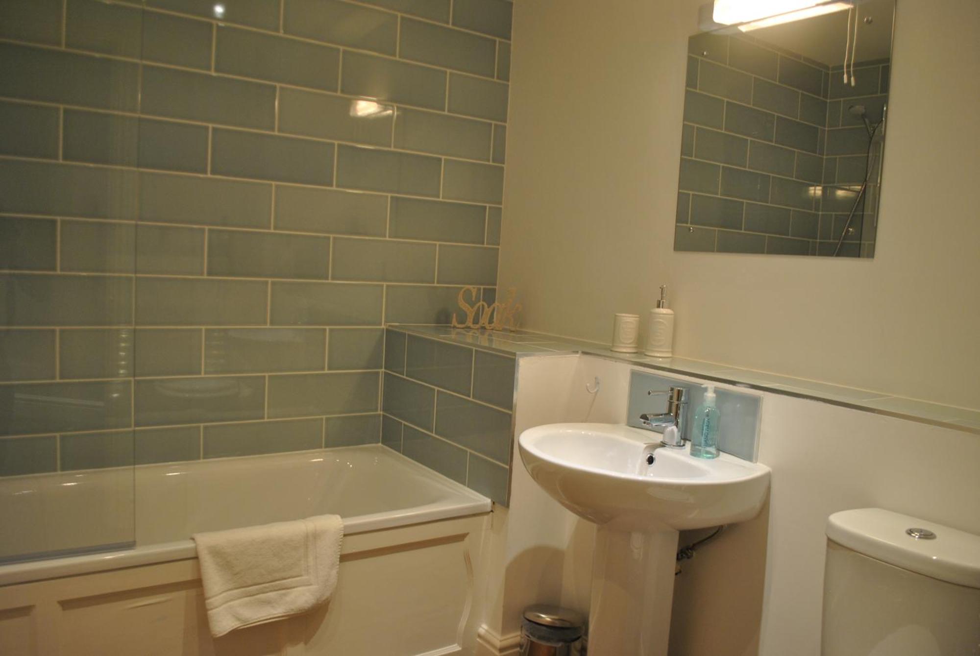 Lord Raglan House Apartments 2Br With Parking Windsor Exterior photo