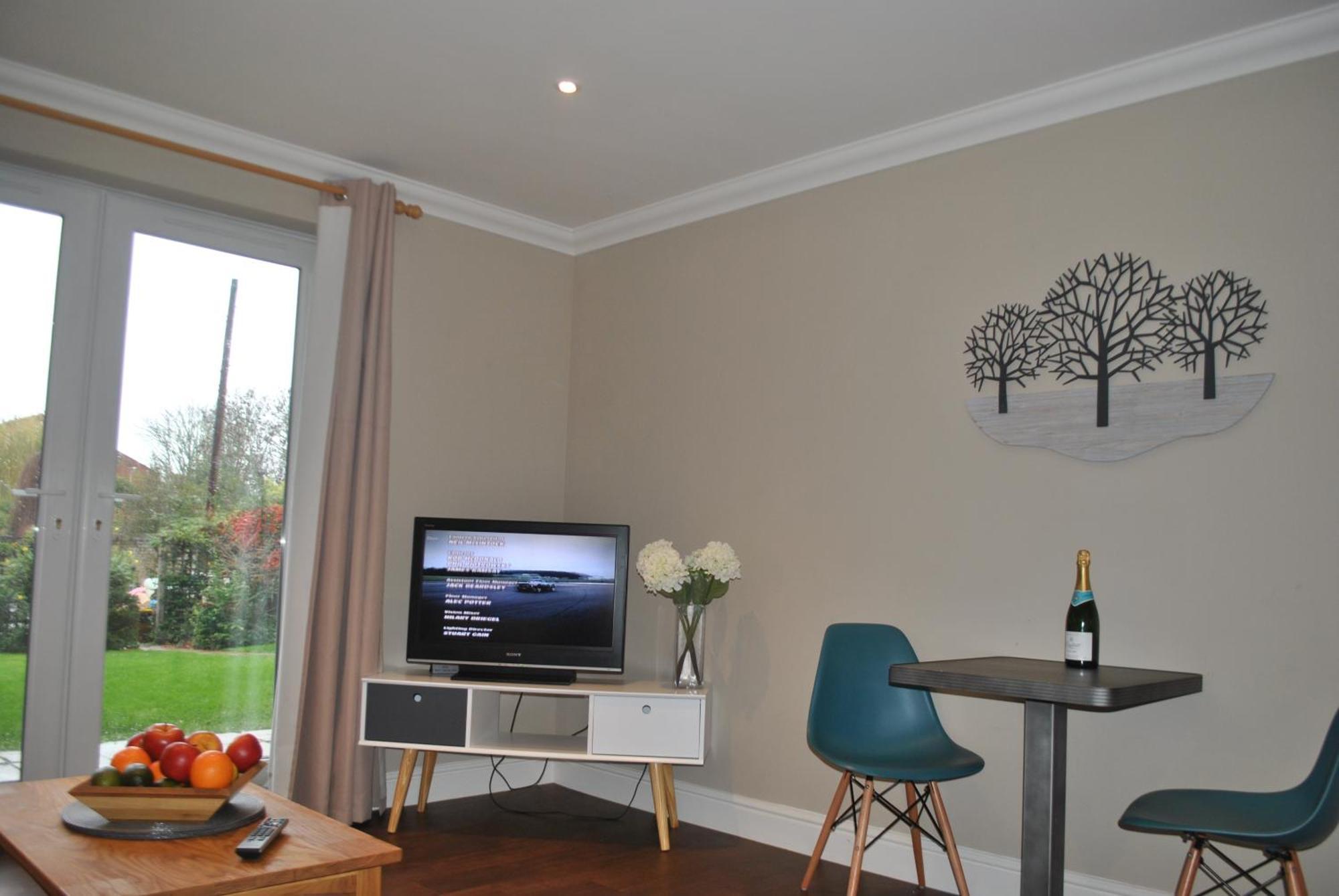 Lord Raglan House Apartments 2Br With Parking Windsor Exterior photo